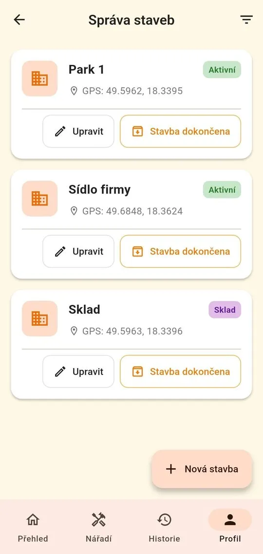 Stavebník v telefonu: správa staveb, u každé stavby poloha a tlačítko Stavba dokončena